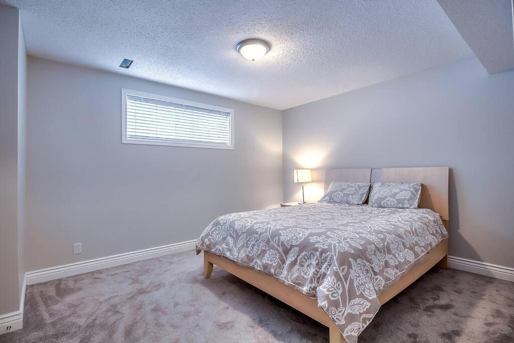 Lovely 6Beds 4Baths Ac Mins To Dt Airport And Stores Sandringham Villa Calgary Exterior photo