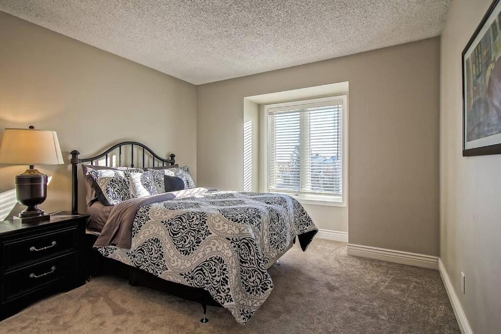 Lovely 6Beds 4Baths Ac Mins To Dt Airport And Stores Sandringham Villa Calgary Exterior photo